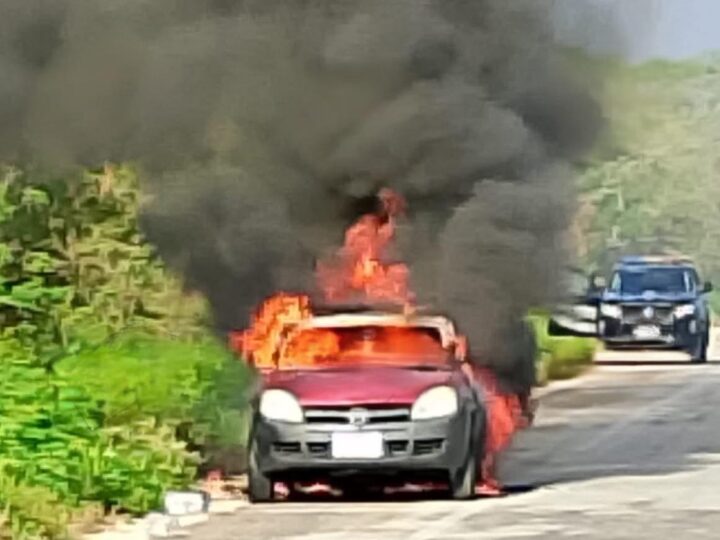 Se incendia su automóvil Chevy mientras manejaba en la vía Tixpehual– Chochoh