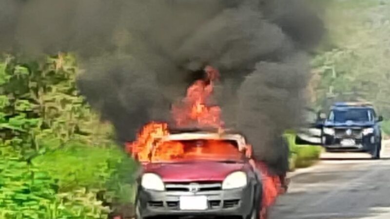 Se incendia su automóvil Chevy mientras manejaba en la vía Tixpehual– Chochoh