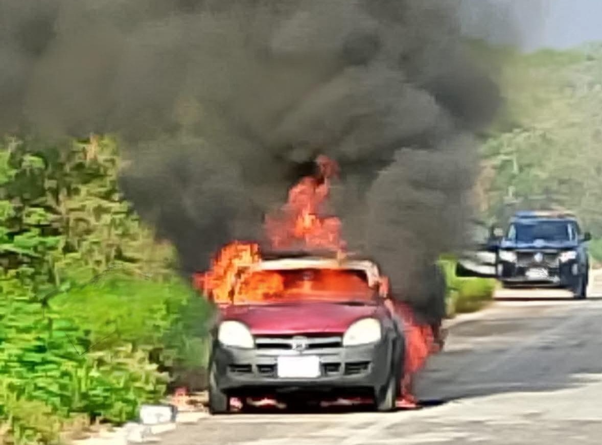 Se incendia su automóvil Chevy mientras manejaba en la vía Tixpehual– Chochoh