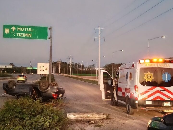 Aparatosa volcadura deja cinco personas lesionadas en la entrada de Motul