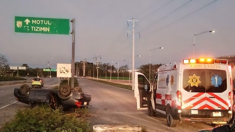 Aparatosa volcadura deja cinco personas lesionadas en la entrada de Motul
