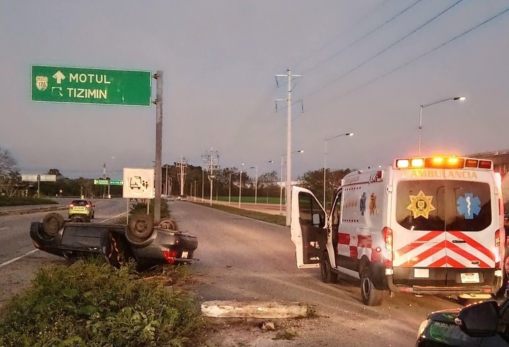 Aparatosa volcadura deja cinco personas lesionadas en la entrada de Motul