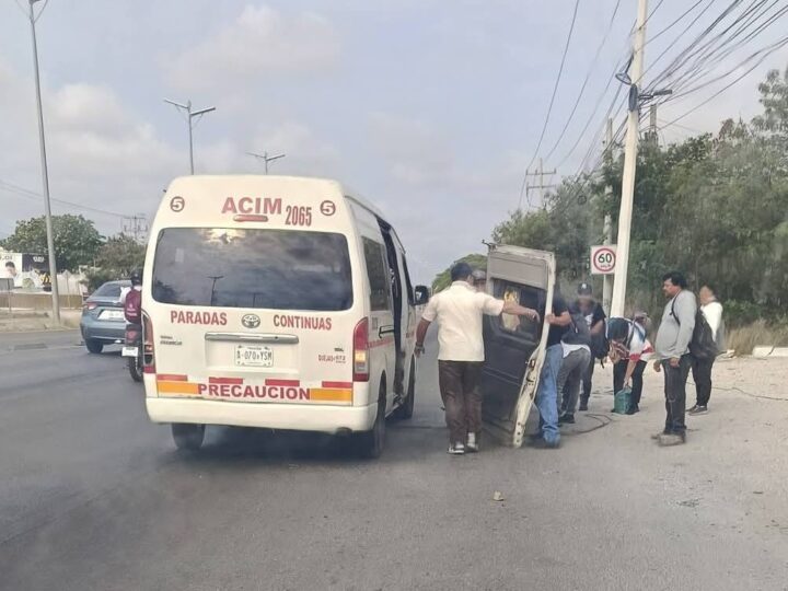 Como rompecabezas las combis de trasporte público de la ruta Mérida- Umán