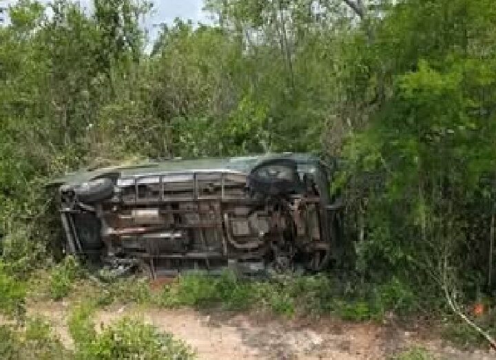 Vuelca una ambulancia milita en autopista Mérida–Cancún: Un soldado resultó lesionado