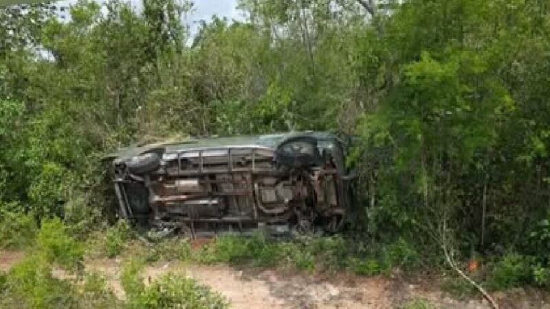 Vuelca una ambulancia milita en autopista Mérida–Cancún: Un soldado resultó lesionado