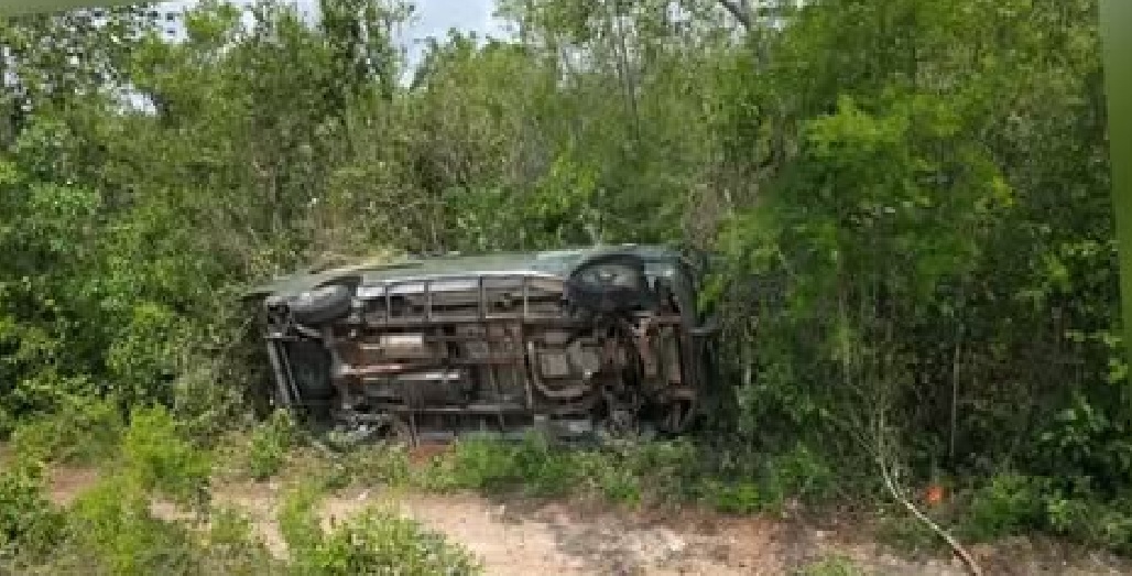 Vuelca una ambulancia milita en autopista Mérida–Cancún: Un soldado resultó lesionado