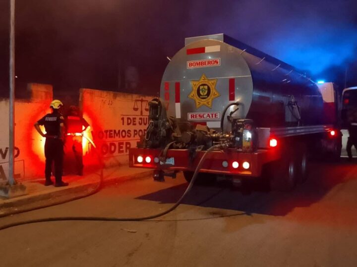 De manera misteriosa se incendia un terreno baldío frente la fiscalía de Umán