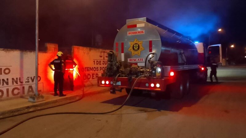 De manera misteriosa se incendia un terreno baldío frente la fiscalía de Umán