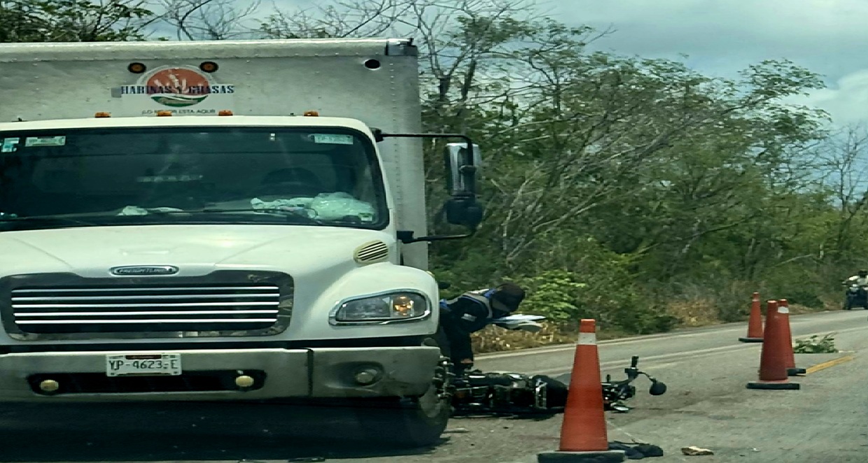 Un camión de carga atropella y lesiona a un motociclista en la carretera Motul- Telchac