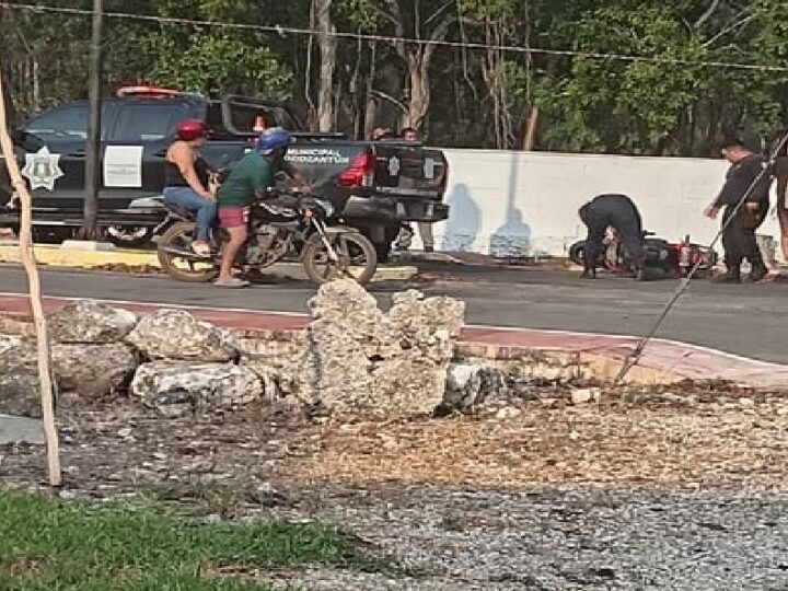 Un par de motociclistas chocan por alcance en calles de Dzidzantún