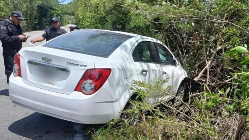 Abuelita estrella su automóvil contra los manglares en Chicxulub Puerto