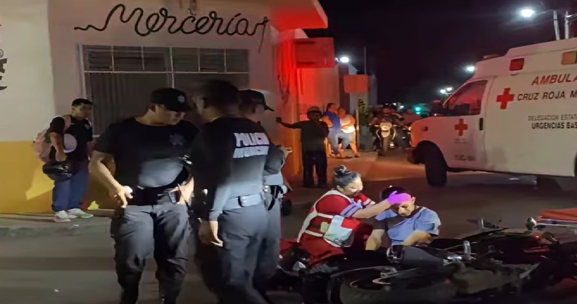 El conductor de una Suburban de lujo, choca y lesiona a dos motociclistas en Ticul