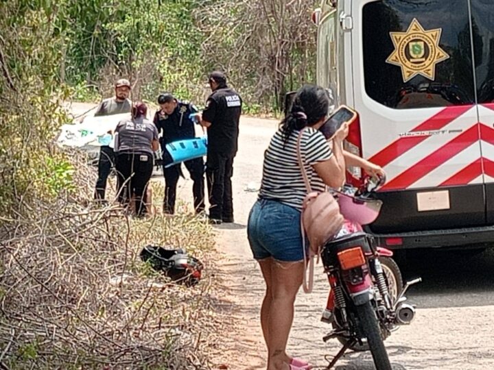 Dos motociclistas chocan contra una camioneta antes de llegar a Mama y terminan lesionados