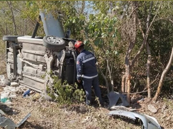 Un acelerado joven vuelca con su I10 en una curva en la avenida San Juan Bautista.