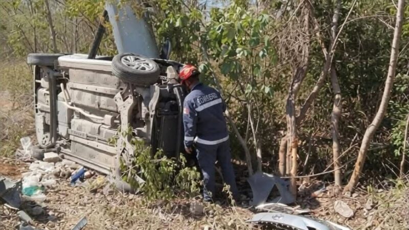 Un acelerado joven vuelca con su I10 en una curva en la avenida San Juan Bautista.