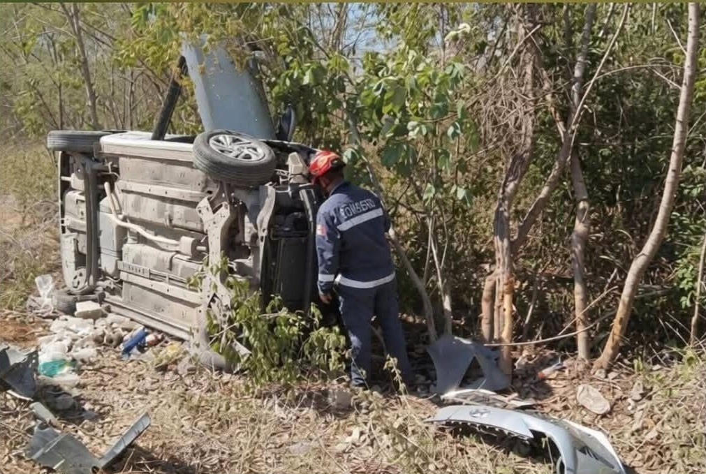 Un acelerado joven vuelca con su I10 en una curva en la avenida San Juan Bautista.