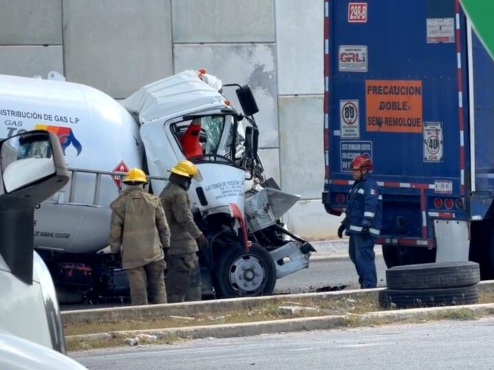 El chofer de una pipa cargada con gas LP choca en la vía Mérida–Hunucmá