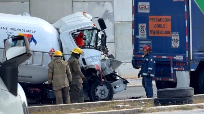 El chofer de una pipa cargada con gas LP choca en la vía Mérida–Hunucmá