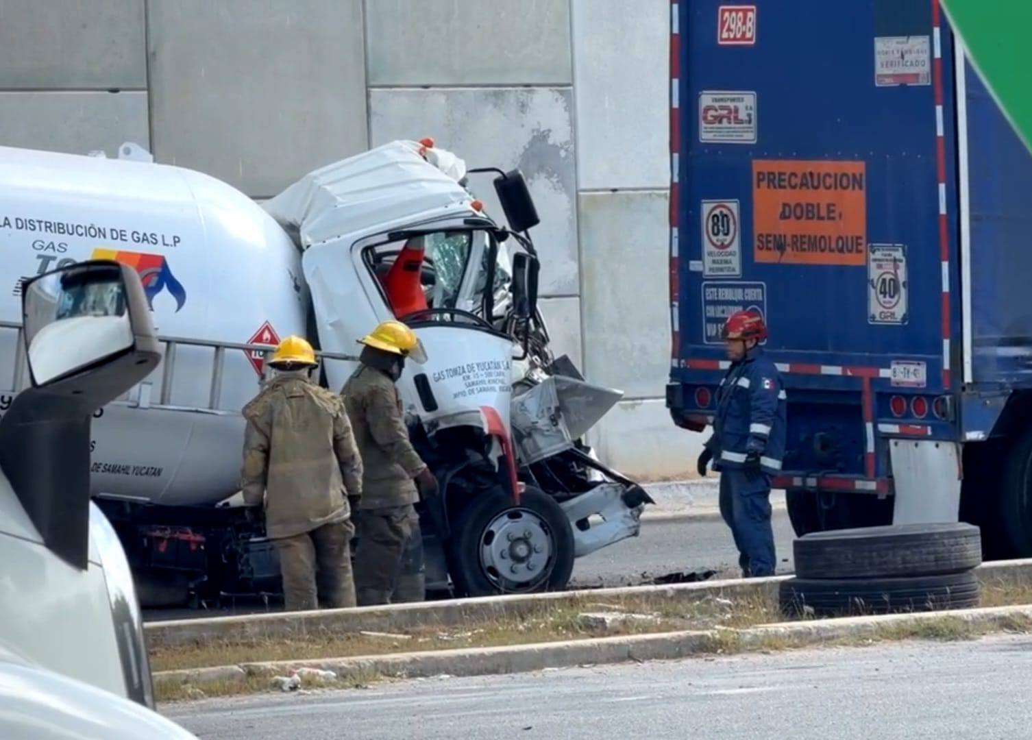 El chofer de una pipa cargada con gas LP choca en la vía Mérida–Hunucmá