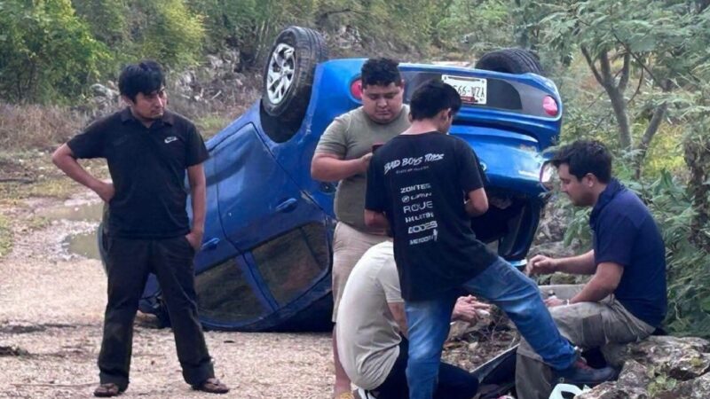 Rápido y furioso un joven motuleño termina volcado en el periférico de Baca