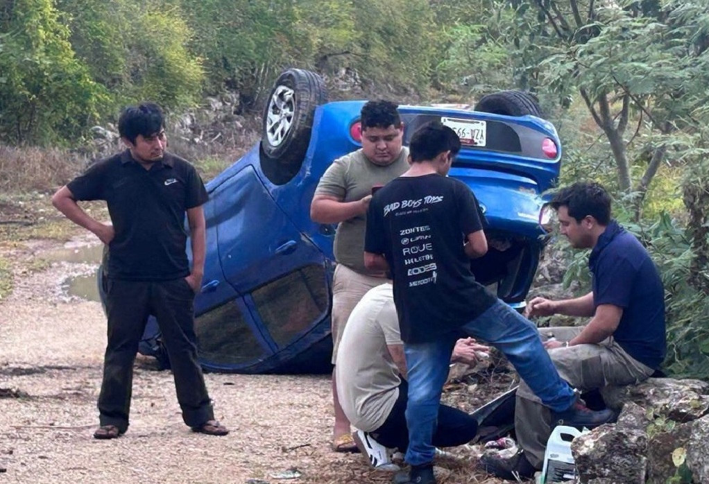 Rápido y furioso un joven motuleño termina volcado en el periférico de Baca