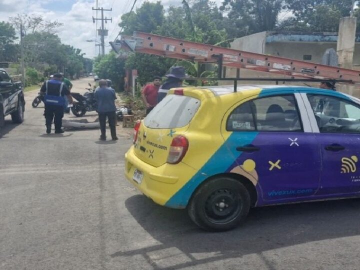 Un auto de una empresa de internet choca y lesiona a un motociclista en Motul