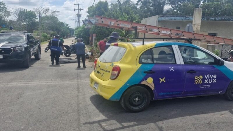 Un auto de una empresa de internet choca y lesiona a un motociclista en Motul