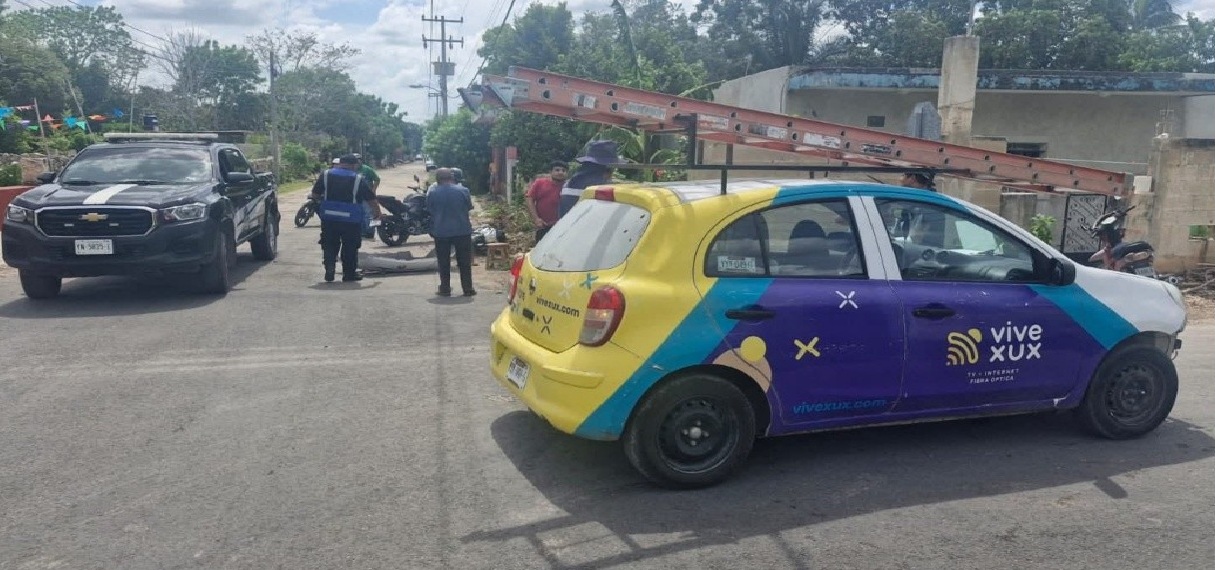 Un auto de una empresa de internet choca y lesiona a un motociclista en Motul