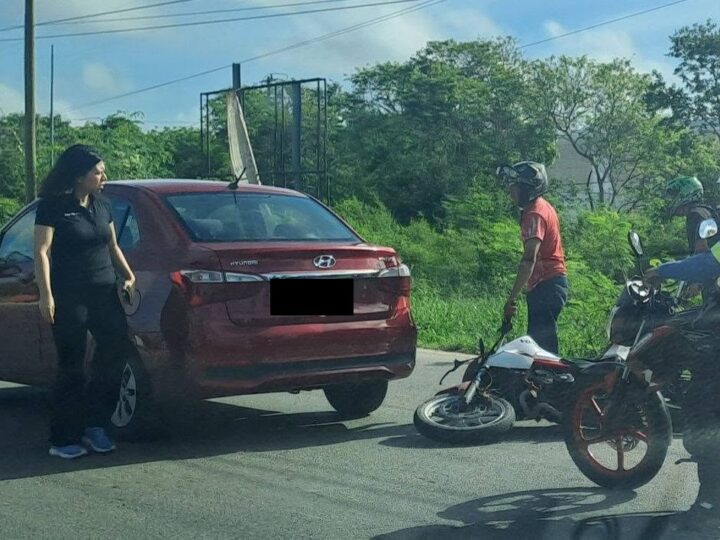 Conductora al volante choca a dos motociclistas en el periférico de Mérida