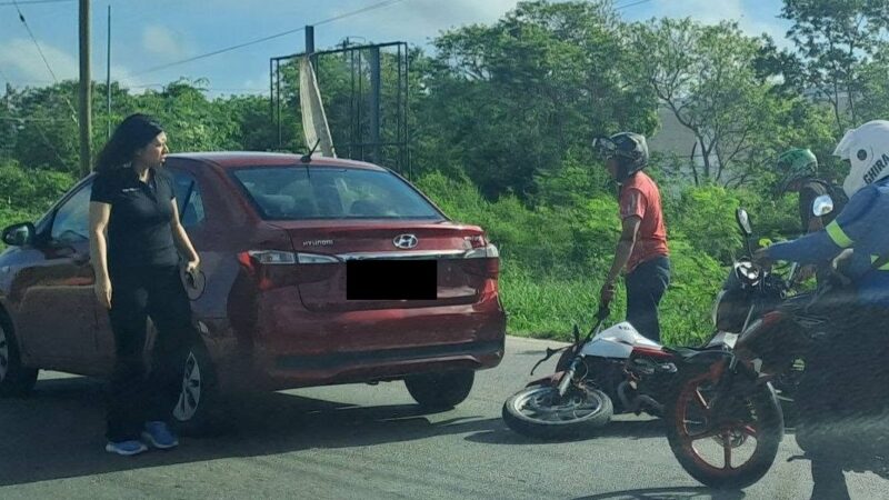 Conductora al volante choca a dos motociclistas en el periférico de Mérida