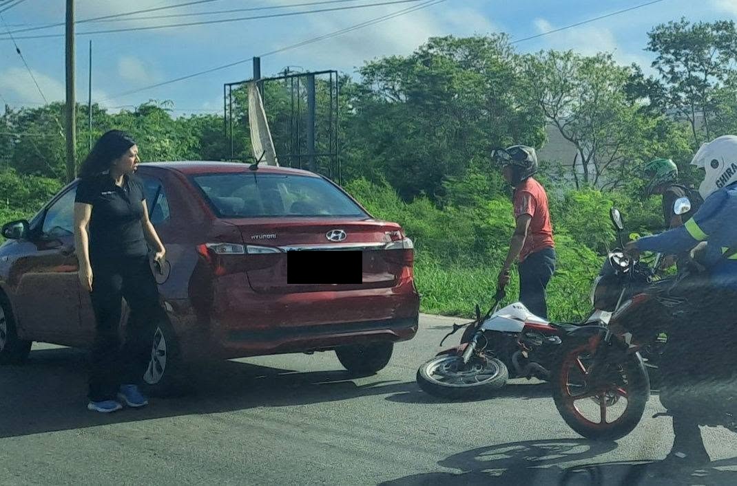 Conductora al volante choca a dos motociclistas en el periférico de Mérida