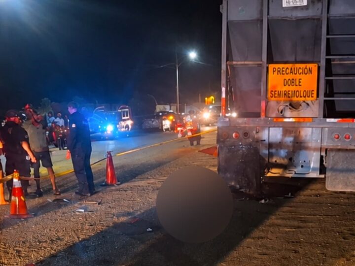 Joven motociclista choca contra un tráiler y muere cuando regresaba del convite en Colonia Yucatán