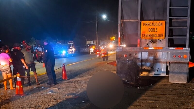 Joven motociclista choca contra un tráiler y muere cuando regresaba del convite en Colonia Yucatán