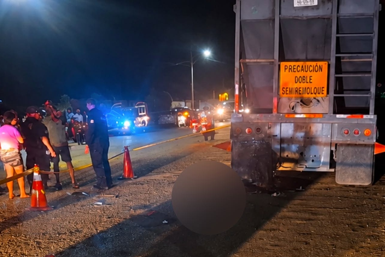 Joven motociclista choca contra un tráiler y muere cuando regresaba del convite en Colonia Yucatán