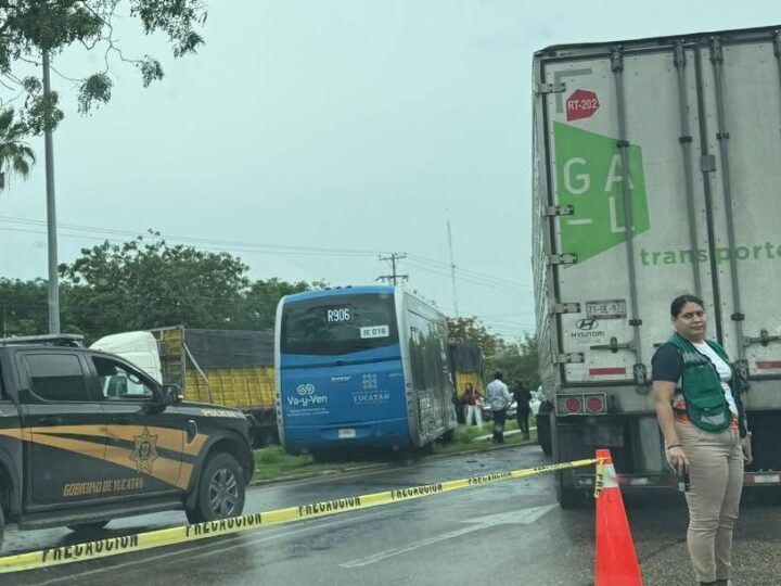 Un autobús del Ietram choca con un tráiler en la Mérida- Umán