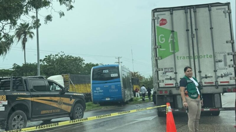 Un autobús del Ietram choca con un tráiler en la Mérida- Umán