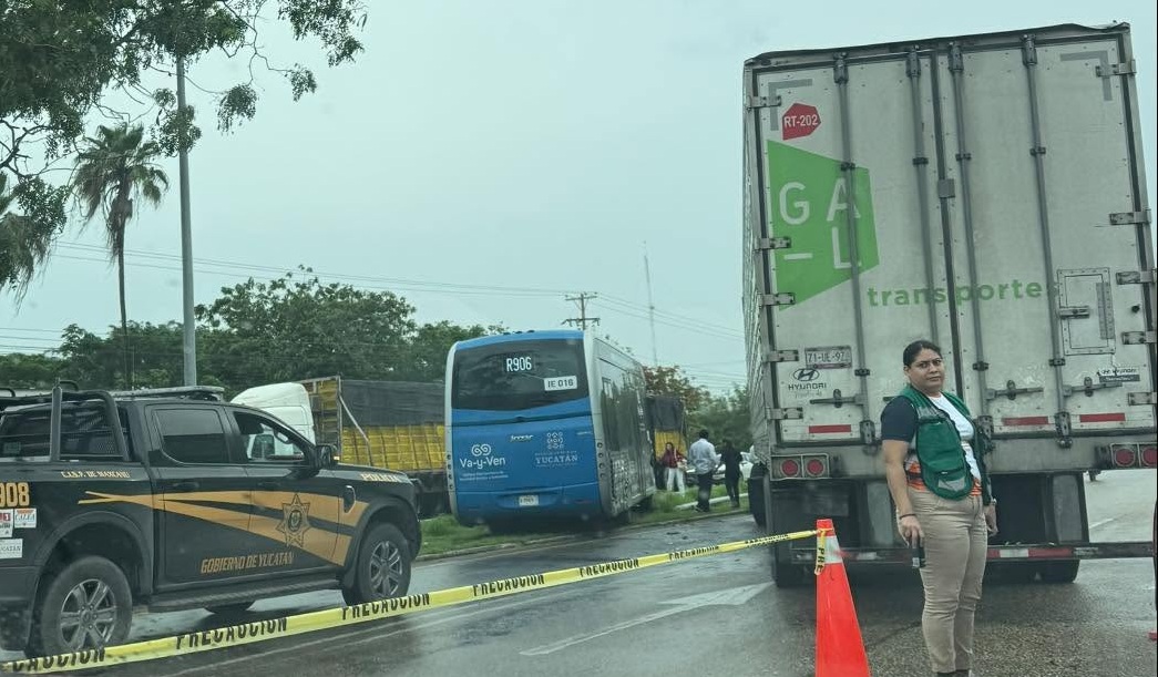 Un autobús del Ietram choca con un tráiler en la Mérida- Umán
