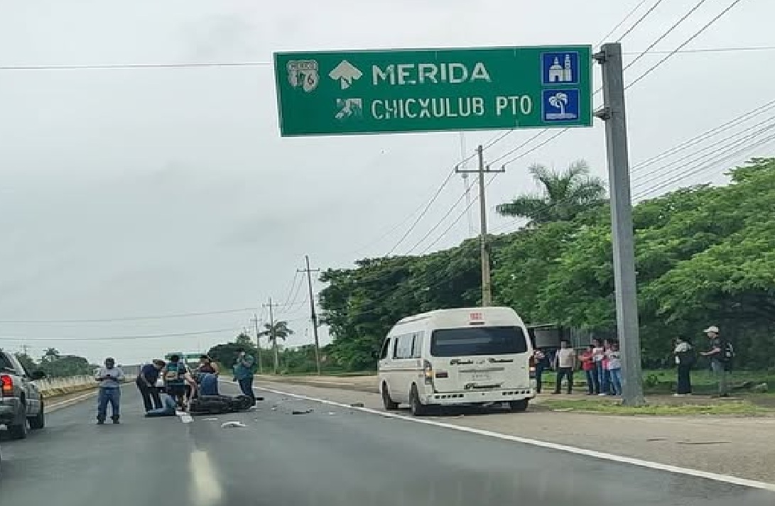 Un motociclista se lesiona luego que chocó contra un taxi en el entronque de Conkal