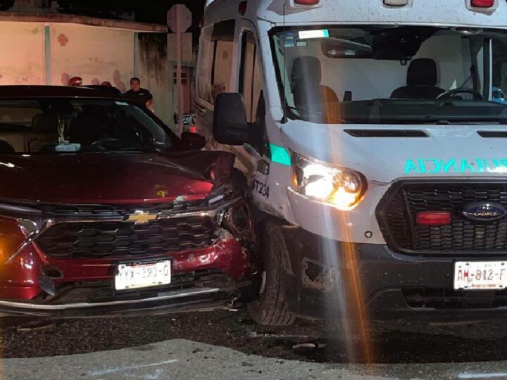Ambulancia del IMSS se vuela un alto y choca en calles de Tizimín