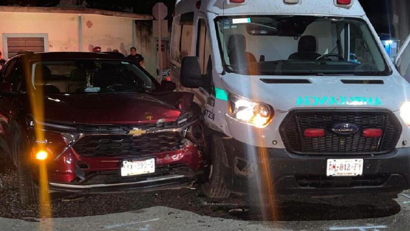 Ambulancia del IMSS se vuela un alto y choca en calles de Tizimín