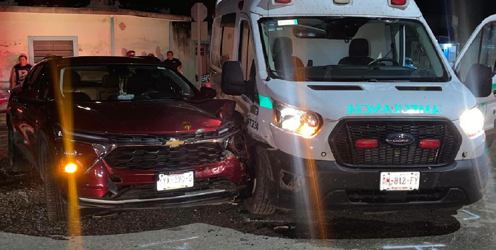Ambulancia del IMSS se vuela un alto y choca en calles de Tizimín