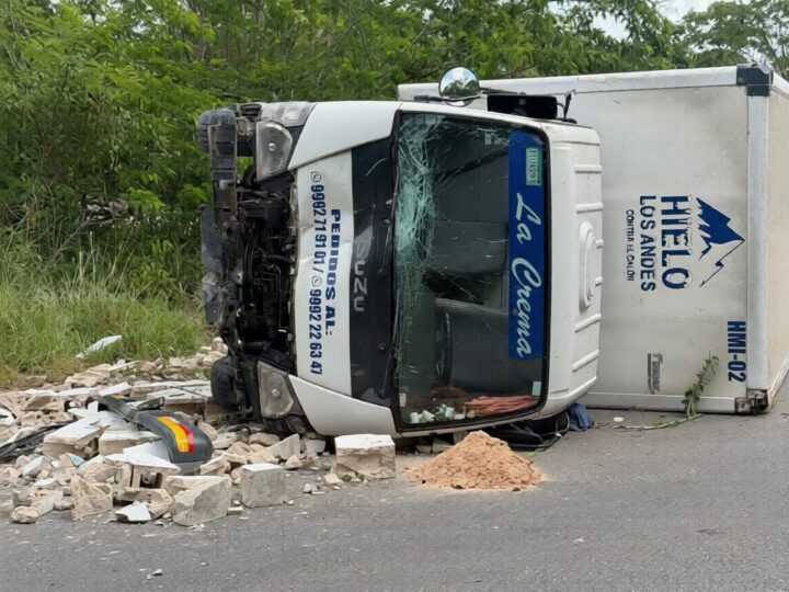 Un camión repartidor de hielo vuelca en el tramo Chablekal- Temozón