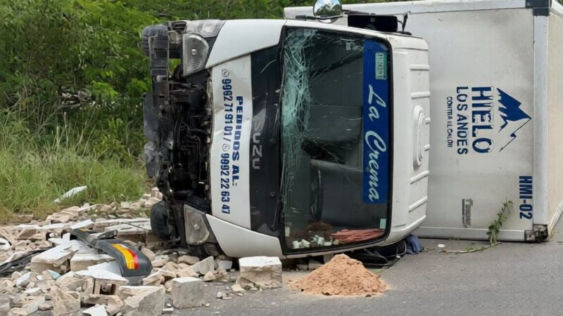 Un camión repartidor de hielo vuelca en el tramo Chablekal- Temozón