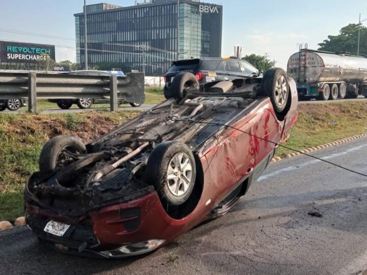 Le patinan las llantas de su automóvil y termina volcado en el periférico de Mérida