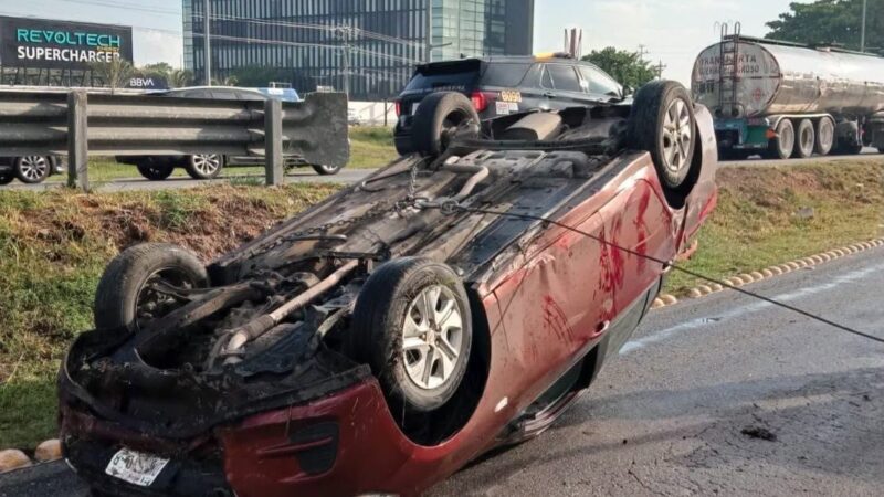 Le patinan las llantas de su automóvil y termina volcado en el periférico de Mérida