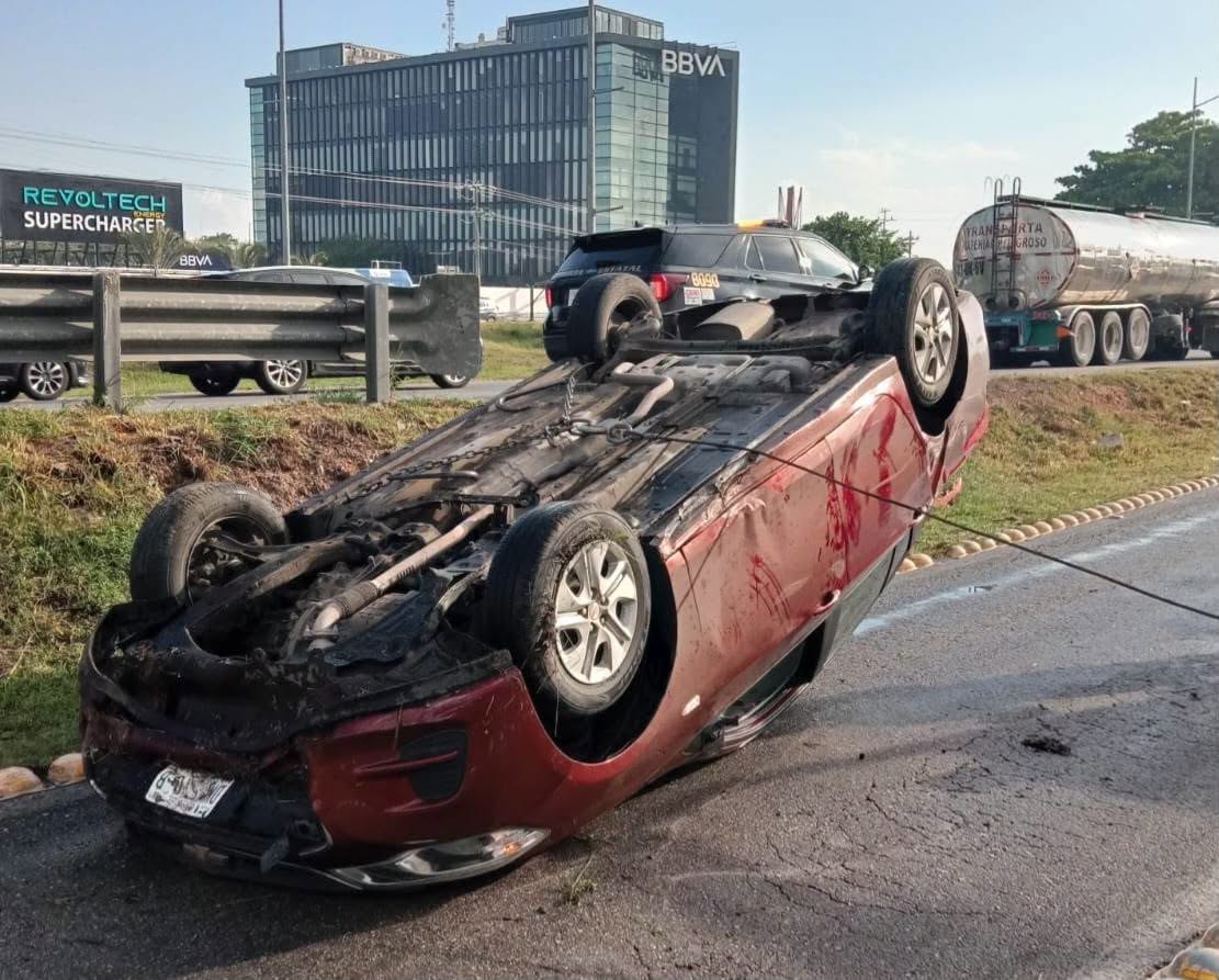 Le patinan las llantas de su automóvil y termina volcado en el periférico de Mérida