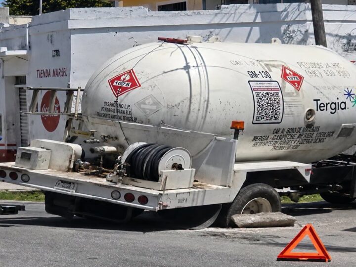 Se desploma un registro de Telmex en la Ermita: Atrapa una pipa de gas LP