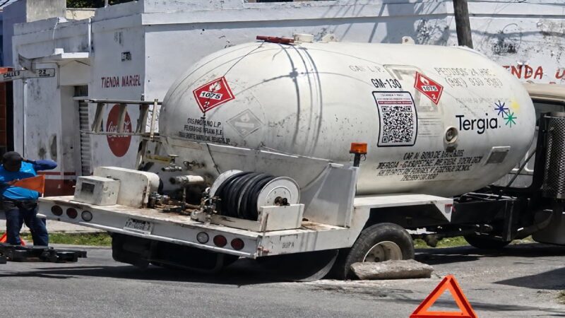 Se desploma un registro de Telmex en la Ermita: Atrapa una pipa de gas LP