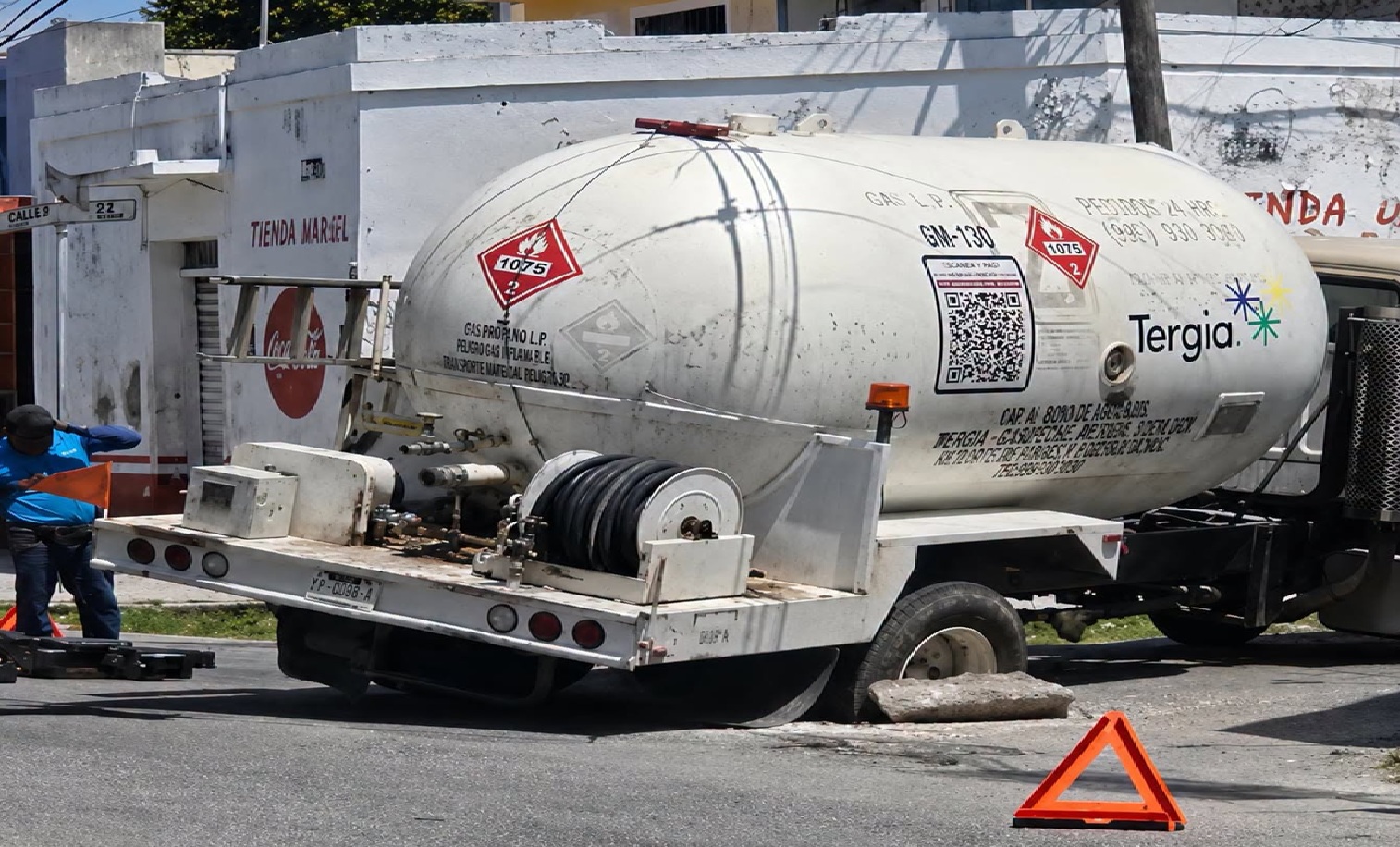 Se desploma un registro de Telmex en la Ermita: Atrapa una pipa de gas LP