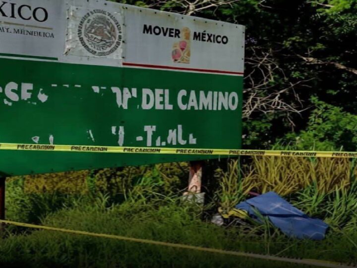 Un motociclista choca contra un letrero metálico y muere en la vía Sacapuc- Timul
